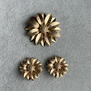Vintage Sarah Coventry Gold Flower Brooch and Earrings